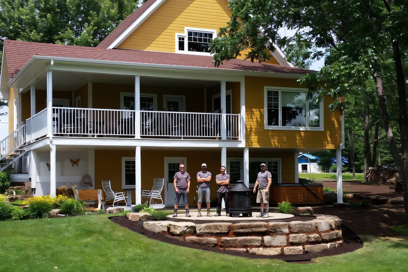 La maison jaune, sa galerie et la terrasse de pavé aménagée
