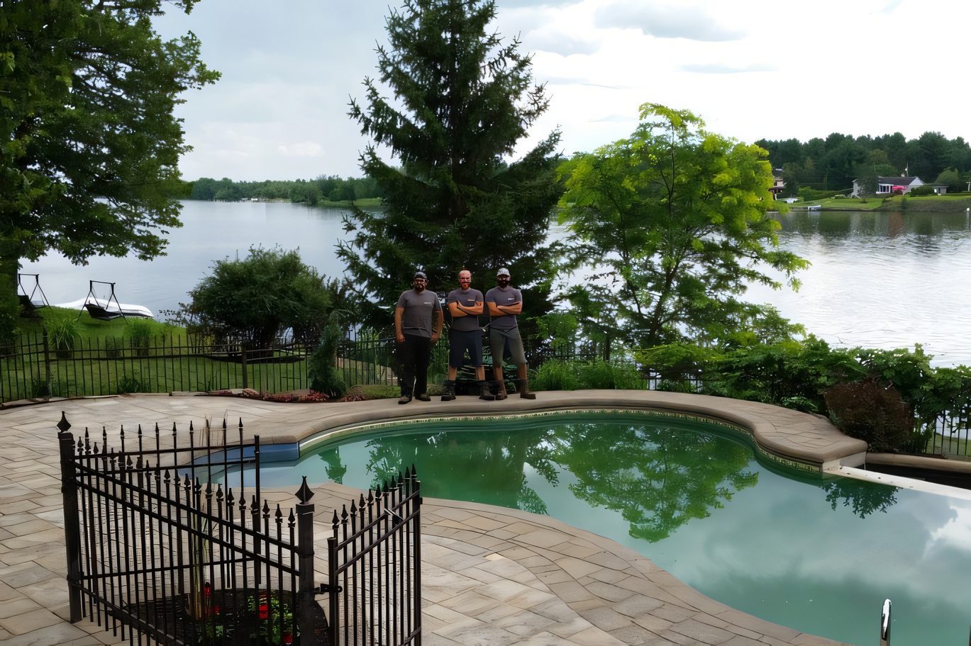 Piscine et clôture de fer forgé, le lac au fond
