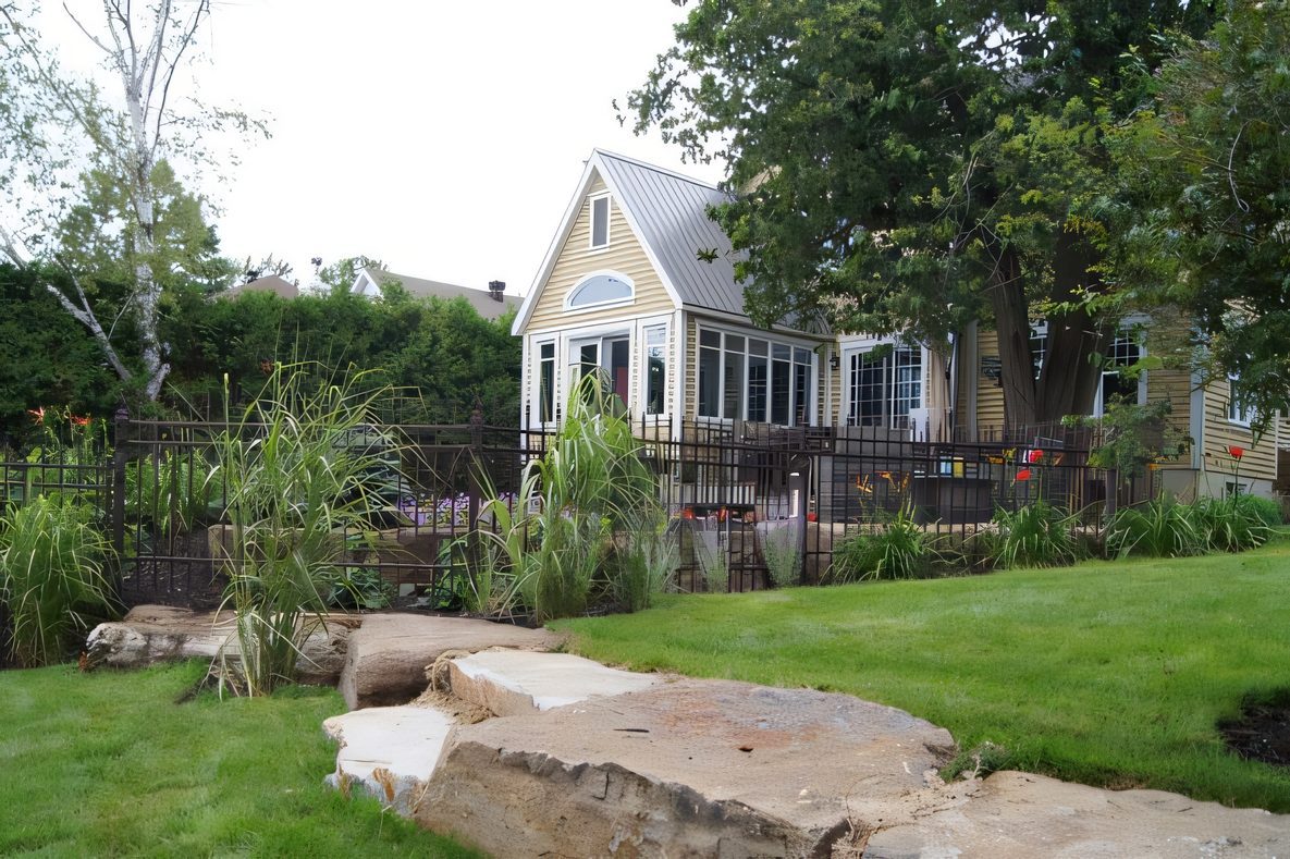 La maison, la piscine et la terrasse de pavé, muret de pierre