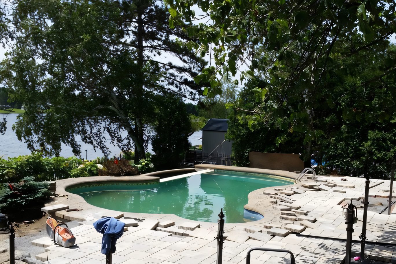 Piscine creusée au bord de l’eau, pavé et plantations