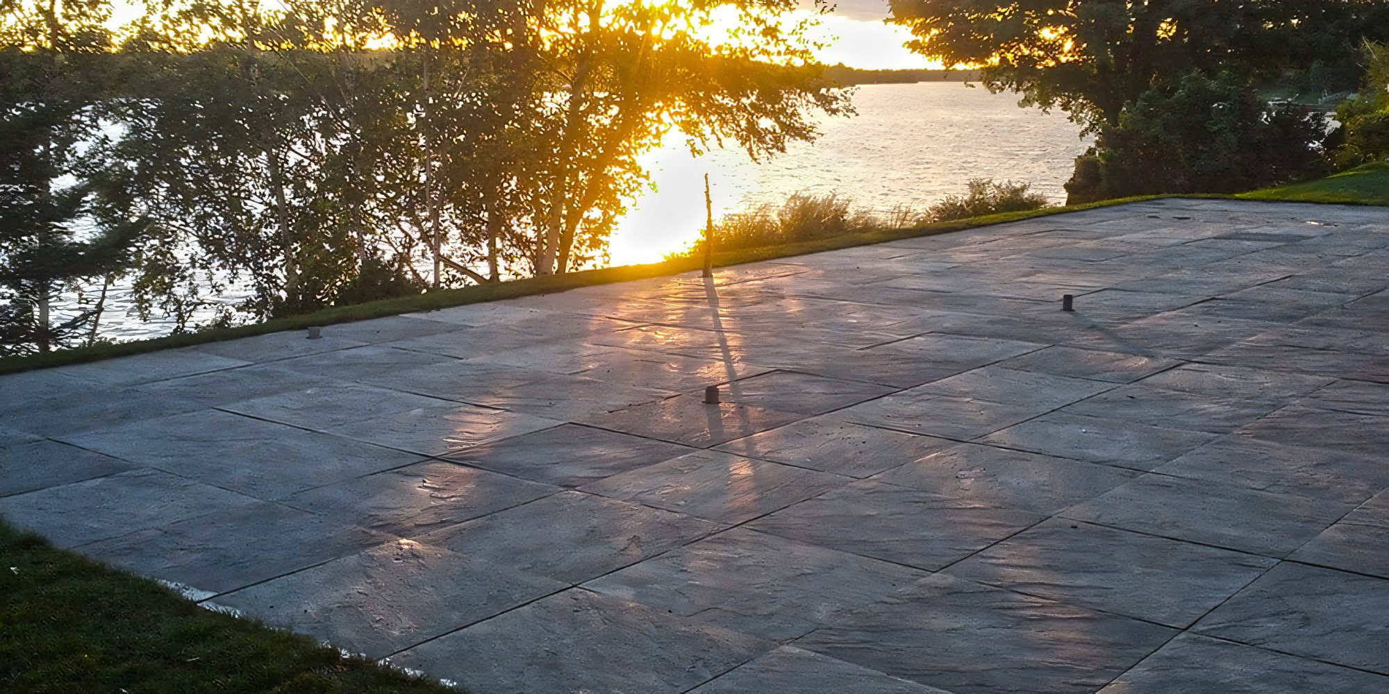 Une terrasse de pavé au coucher du soleil, la lumière rasante sur les dalles